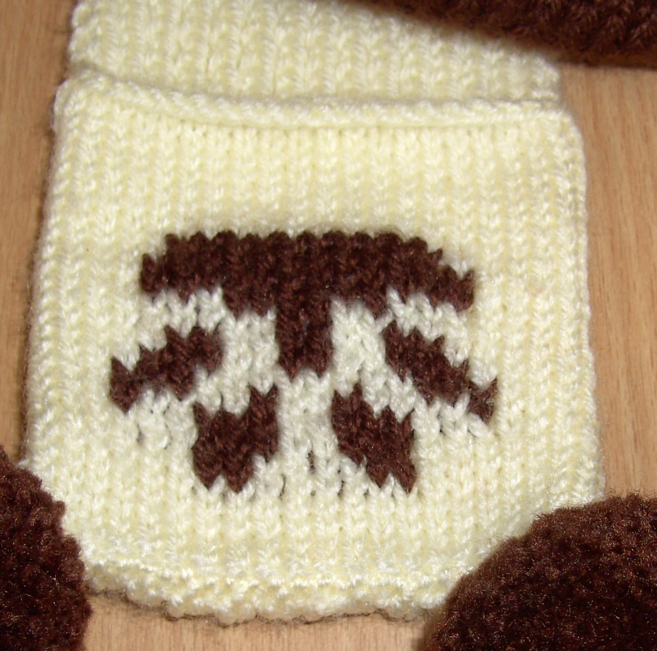 Dog paw print motif on the pockets of the knitted scarf knitsrus