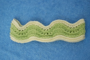 Wavy lacy feather stitch hairband, knitting pattern, knitsrus